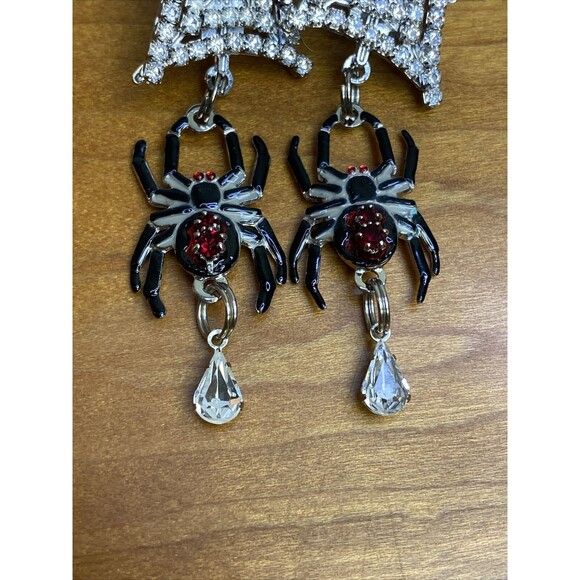 Lunch at the Ritz LATR 2Go Spiderweb Dangle Halloween Pierced Earrings - Picture 5 of 11